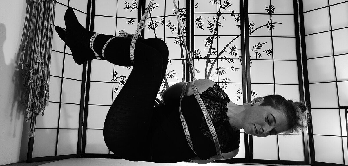 Fullsuspension vor Shoji bei WolfRope Shibari