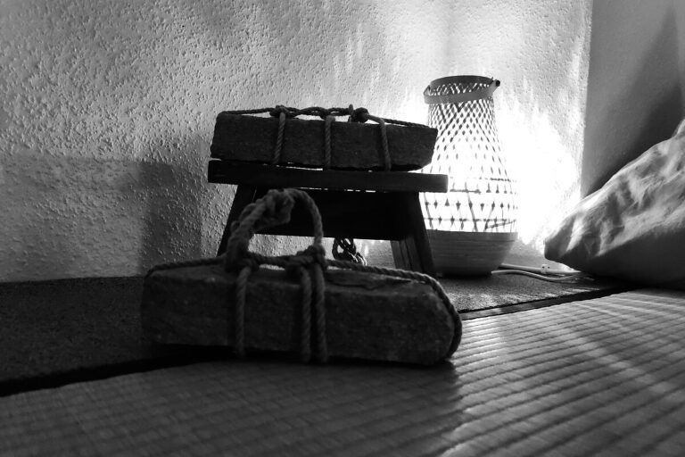 Detail auf der Tatami mit Laterne in der WolfRope Juku