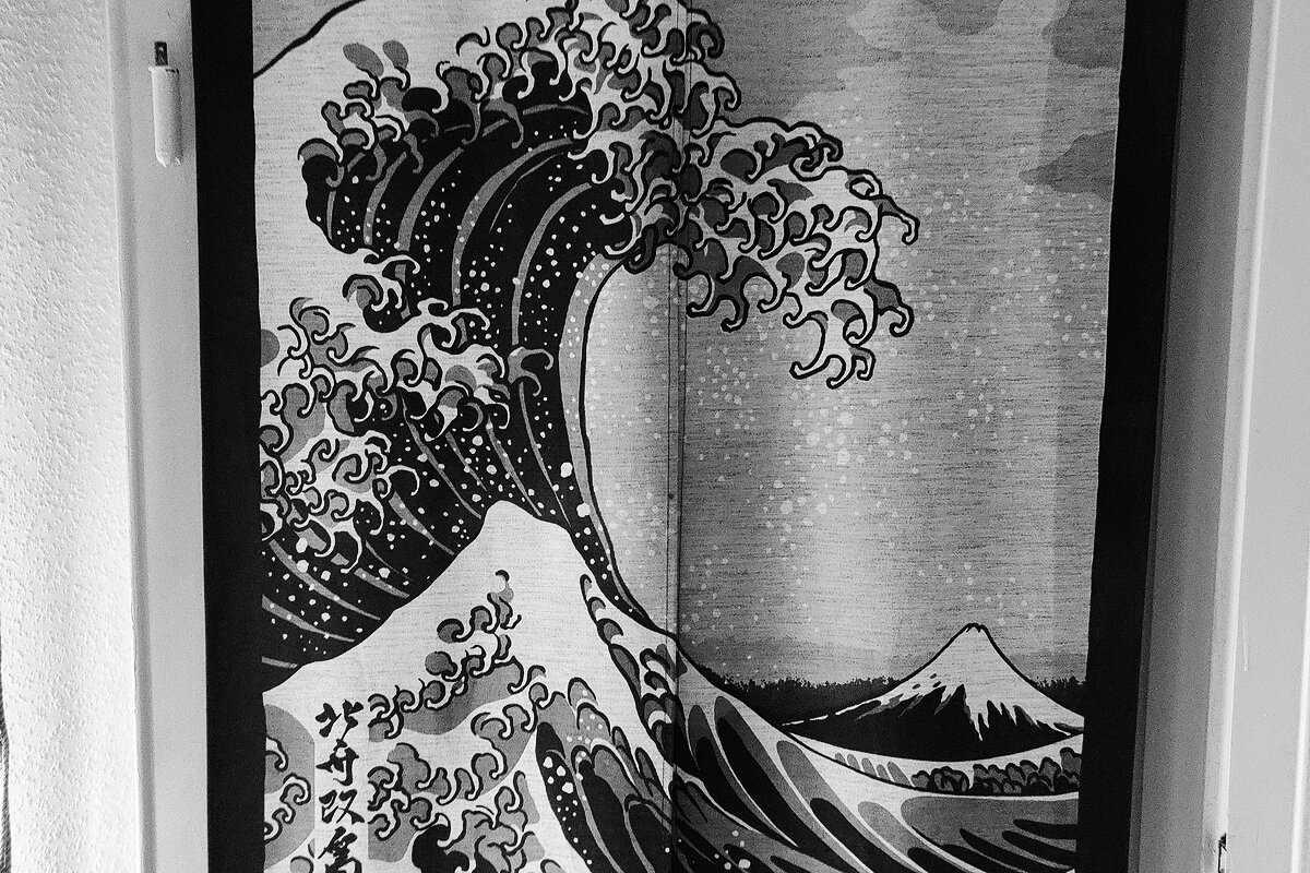 Noren mit der großen Welle am Eingang der WolfRope Juku