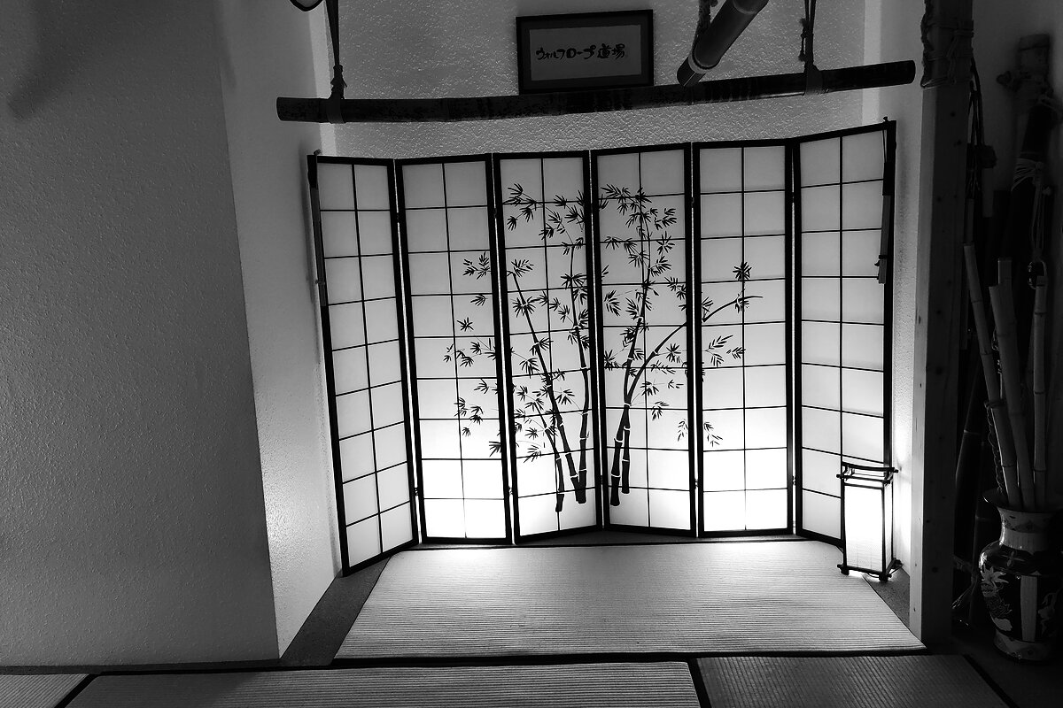 Beleuchtete Shoji-Wand mit Bambusmotiv in der WolfRope Juku