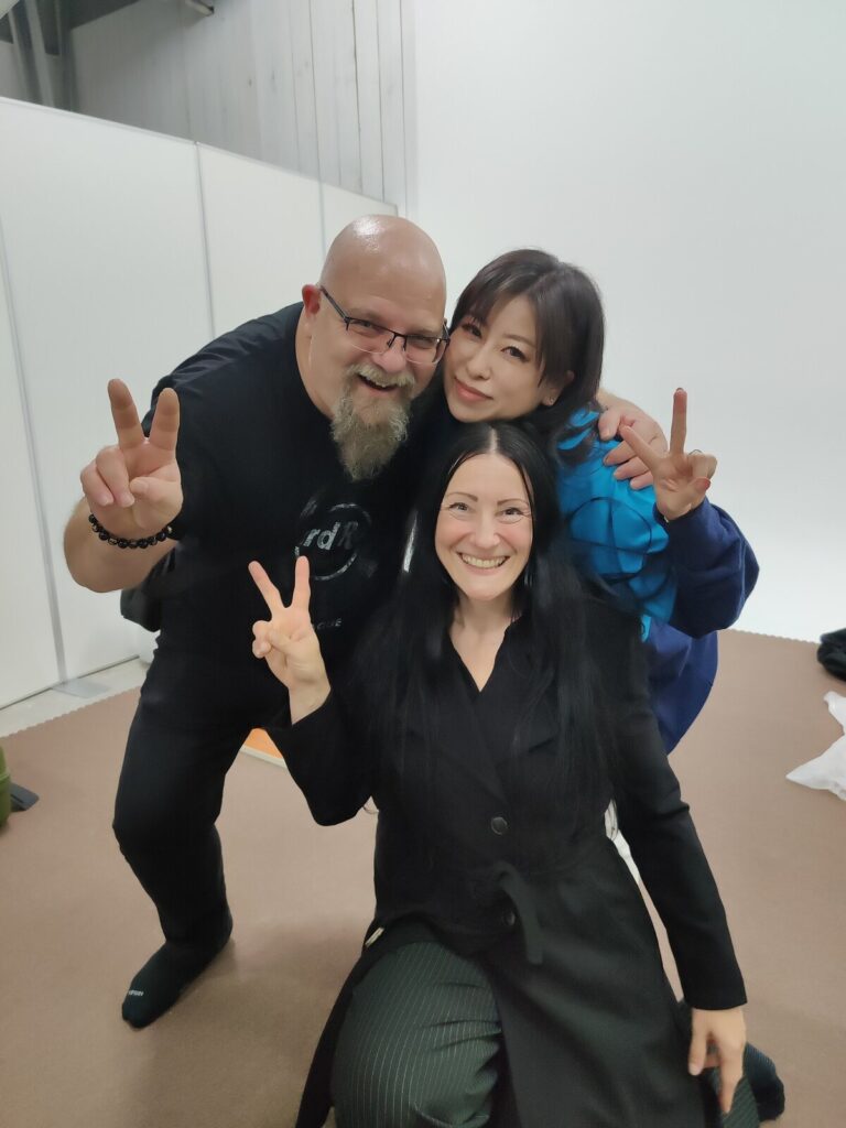 Drei Personen mit Peace-Zeichen beim Onawa Asobi in Tokio