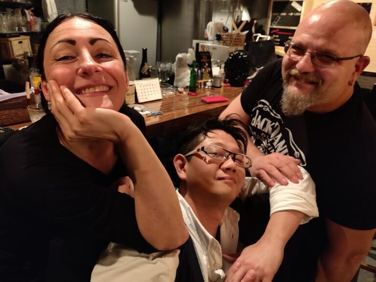 Drei Personen an der Theke der Bar Tied up in Tokio