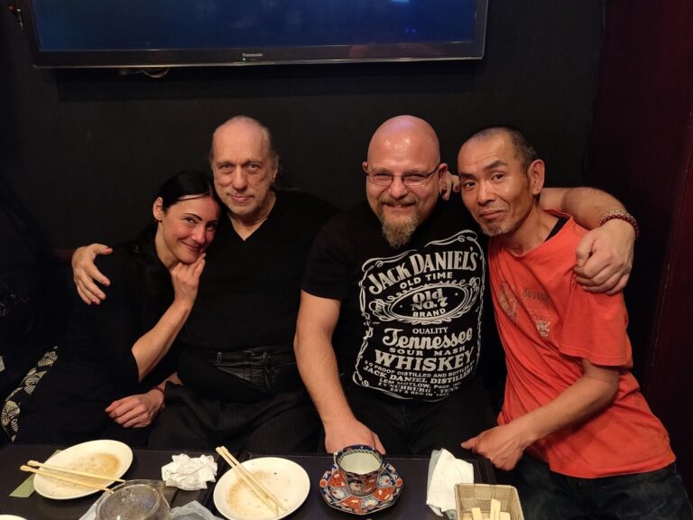 Vier Personen sitzen Arm in Arm am Tisch nach dem Essen mit Osada Steve Sensei in Tokio