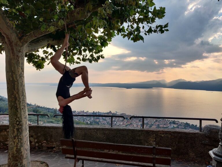 Hängefesselung an einem Baum über dem Gardasee bei Abendlicht
