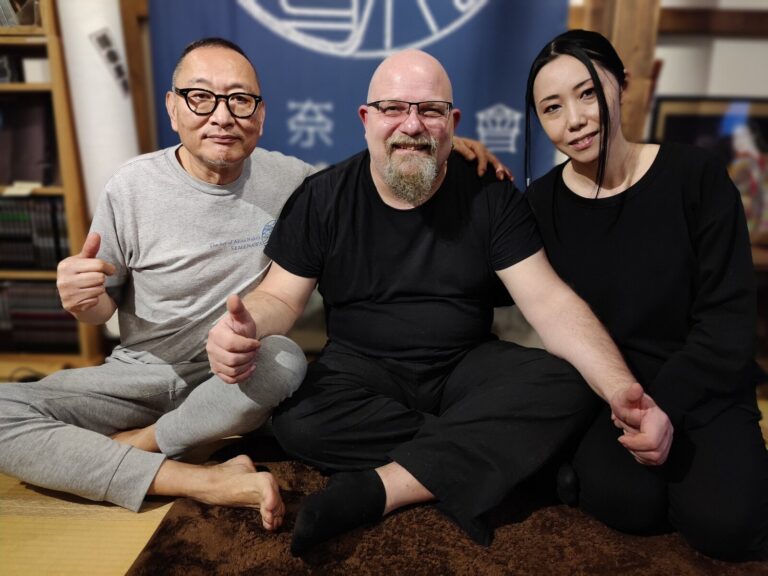 Erinnerungsfoto mit Naka Akira und Shizuki Iroha, drei Personen sitzen vor dem Banner in Tokio