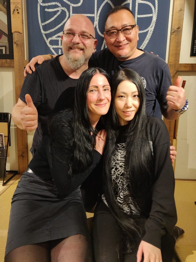 Erinnerungsfoto mit Naka Akira und Shizuki Iroha in Tokio, Daumen hoch vor dem Banner