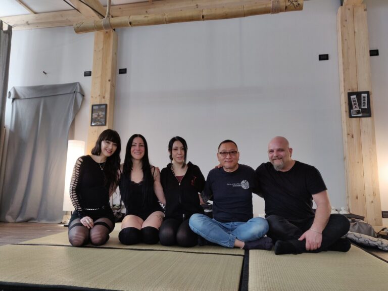 Erinnerungsfoto mit Naka Akira und Shizuki Iroha: fünf Personen sitzen nebeneinander auf Tatami in Turin
