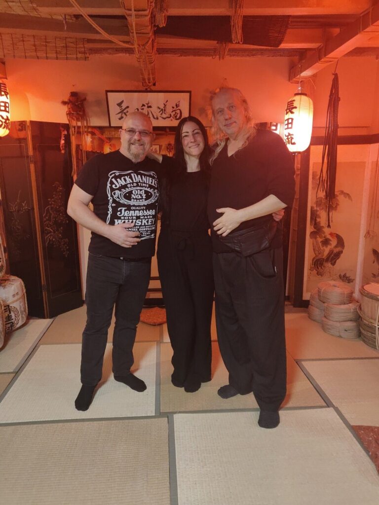 Erinnerungsfoto mit Osada Steve Sensei im Dojo in Tokio unter roten Laternen