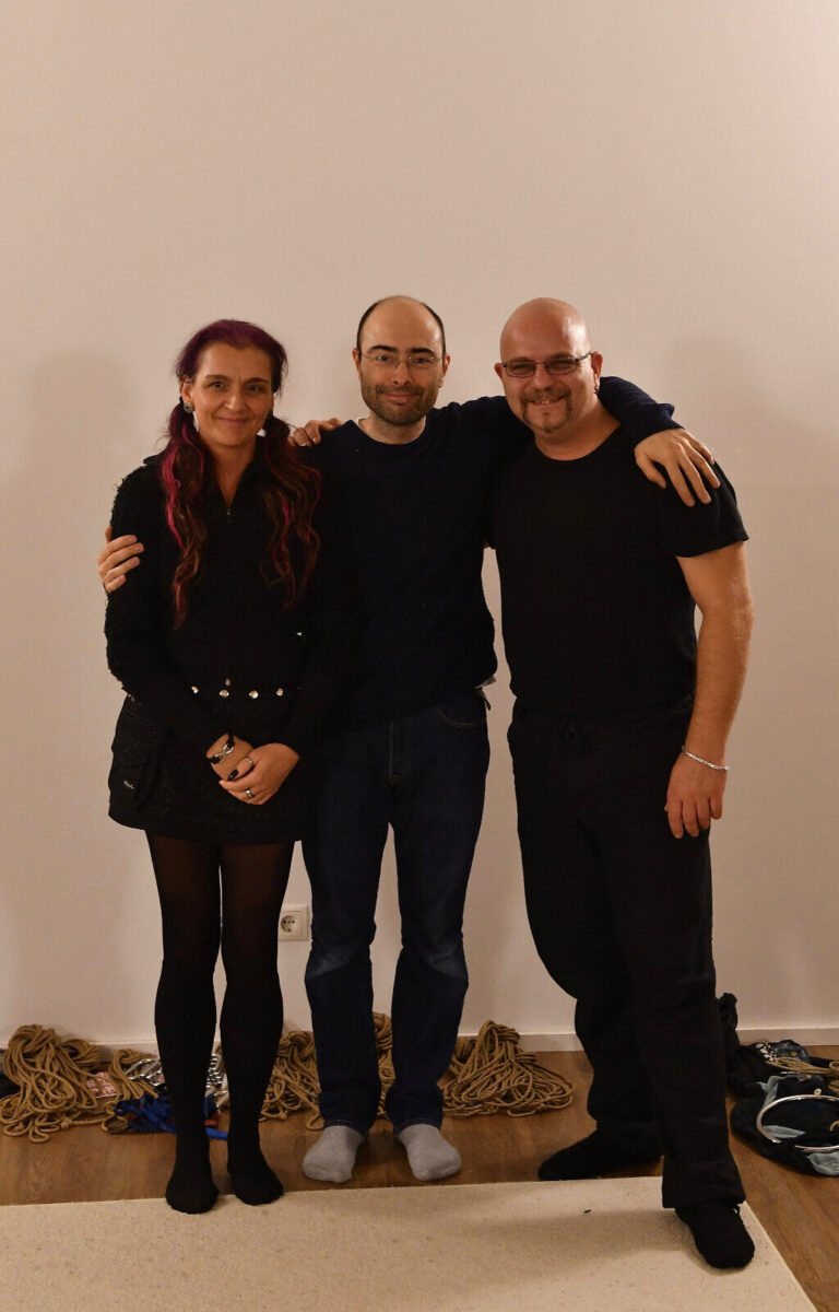 Erinnerungsfoto: drei Personen stehen Arm in Arm nach dem Workshop mit Pedro Cordas
