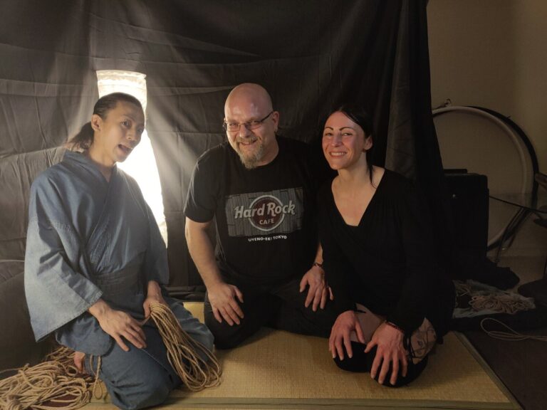 Erinnerungsfoto mit Ren Yagami Sensei: drei Personen knien auf Tatami, Seile im Vordergrund