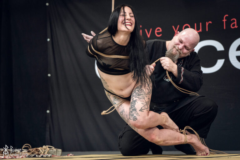 Bühnenmoment auf der obscene 2025 mit Rigger und Model