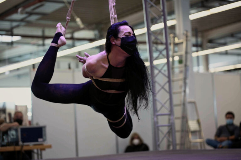 Hängefesselung in Bauchlage mit gestrecktem Bein auf der Bühne der Bondage-Fetish-World 2021