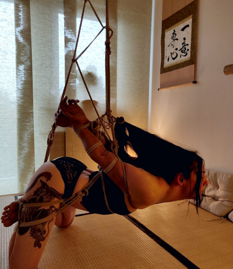Hängefesselung in Bauchlage über der Tatami im warmen Licht