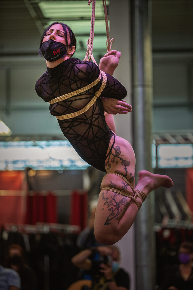 Hängefesselung bei einer Bühnenshow auf der Bondage-Fetish-World