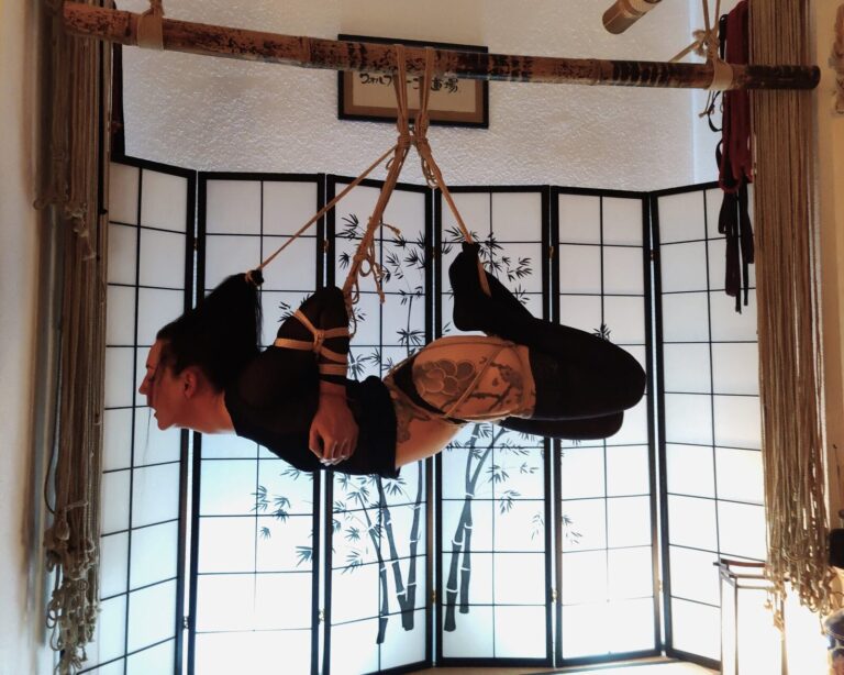 Liegende Hängefesselung vor beleuchteter Shoji-Wand