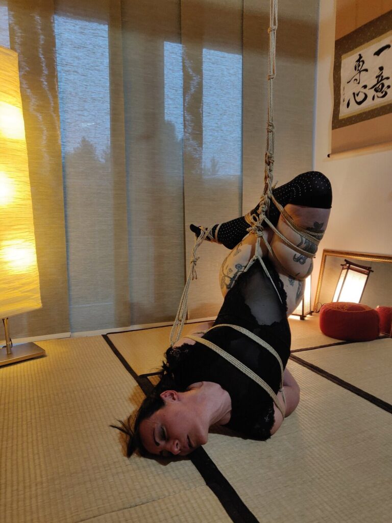 Liegende Teilhängefesselung auf Tatami