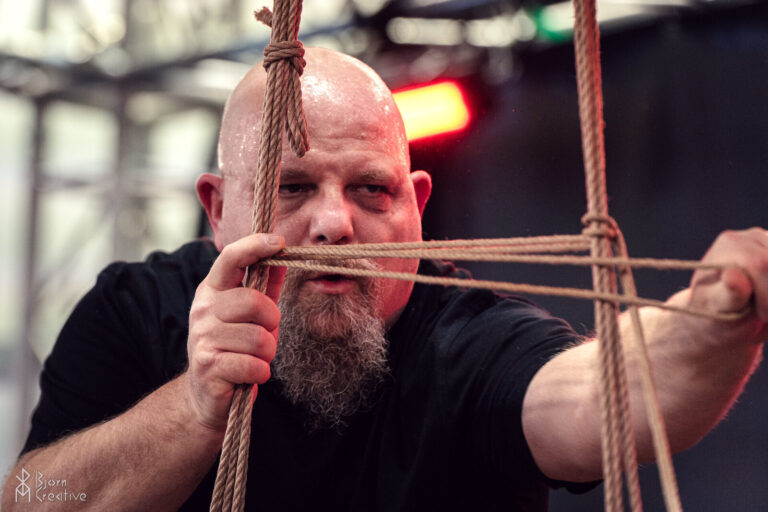 Der Rigger blickt konzentriert durch die gespannten Seile, Passion 2025