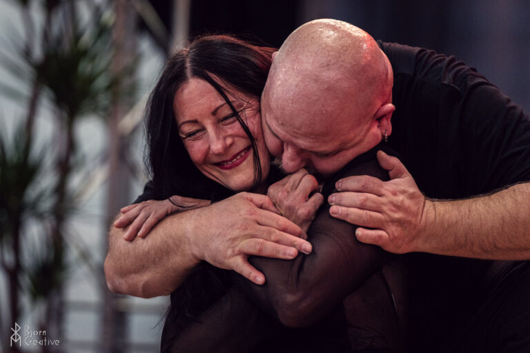 Umarmung zum Schluss: Rigger und Model lachen, Passion 2025