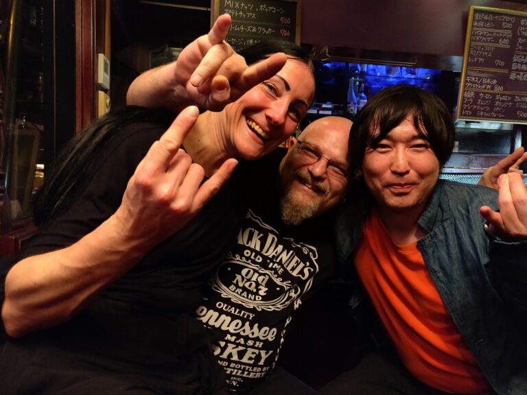 Spaßfoto in der Bar Tied up in Tokio, drei Personen mit Rock-Handzeichen